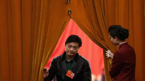 2013年3月11日，在中国政治协商会议全体会议上，政协代表崔永元离开会议室。（图片来源：Feng Li/Getty Images)