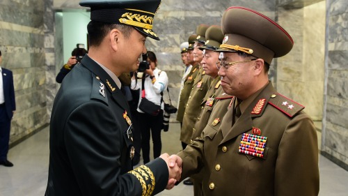 6月14日，韓朝將軍級軍事會談在板門店朝鮮轄區「統一閣」舉行