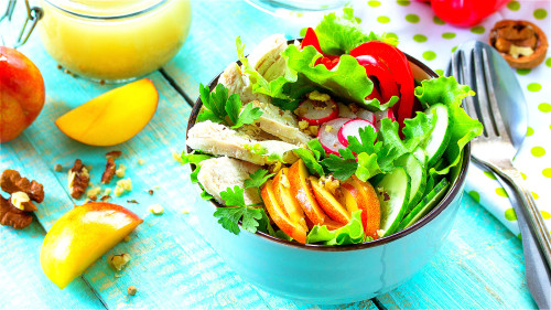 晚饭应以蔬菜为主，并吃少量鸡肉或鱼肉以摄取蛋白质。