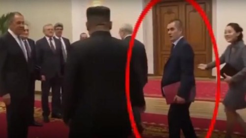 5月31日，金正恩在平壤會見俄羅斯外交部長拉夫羅夫一行之時，忘記與其中一位成員握手