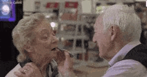 澳洲商店出现一位80岁老大爷，当他开始化妆，所有人都泪奔了…