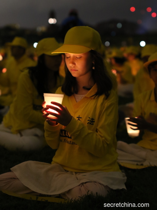 来自世界各地数千名法轮功学员举行烛光夜悼活动