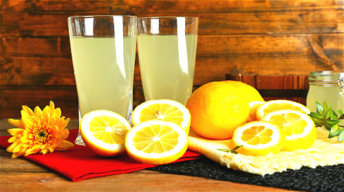 经常饮用柠檬汁能让肌肤白嫩，还能消除面部色素斑，防治动脉硬化。
