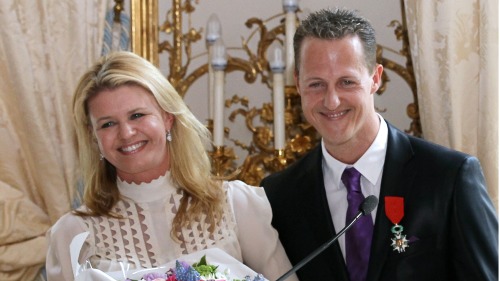 2010年，舒马赫接受法国总理颁授的“法国荣誉军团勋章”，身旁为他的妻子科琳娜。