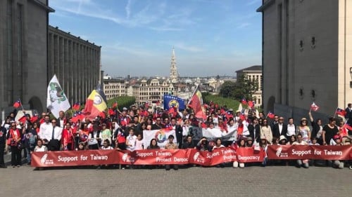 欧盟政治首都布鲁塞尔，在26日首次出现挺台游行，由当地台湾侨民、驻外官员、欧洲议会议员、比利时国会议员及比利时政界人士等250人出席“与台湾同行”活动