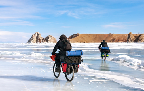 冰封时期的贝加尔湖，人们可在一部分结冰的湖面上行走。