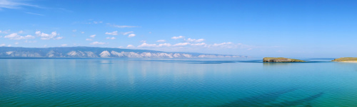 贝加尔湖的深度居全球之冠，水深1,637至1,741米，也是世界最清澈的湖泊，又有“西伯利亚珍珠”的美誉。