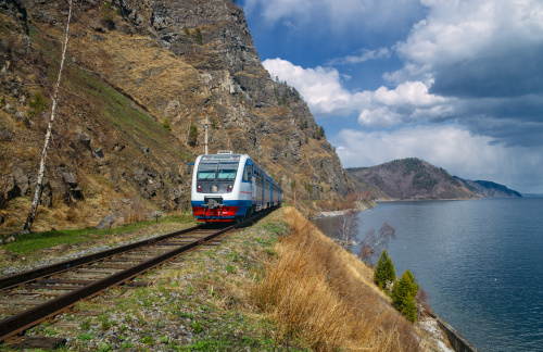 遊客可以搭乘環湖列車，可全程觀賞世界自然遺產景觀。