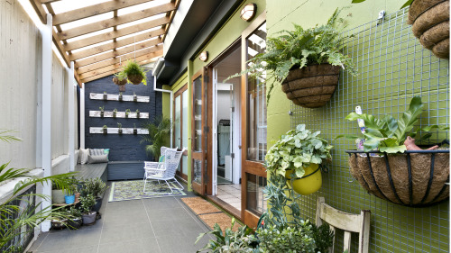 阳台最容易接触阳光雨露，是家中养植花木的最佳地点。在风水上，阳台也是至关重要的。