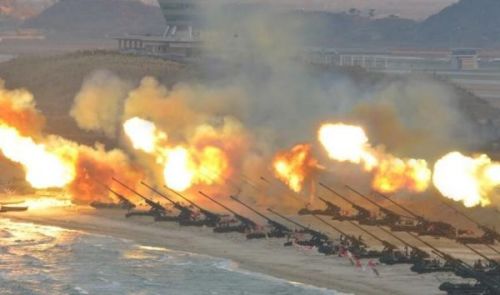 2016年3月，朝鲜人民军在海滩进行炮击演练。