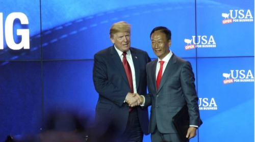 美國總統川普（左）28日力挺鴻海集團董事長郭台銘，參加富士康在美設廠的動土儀式。