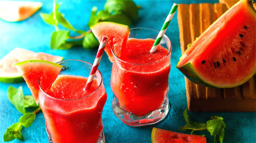中医称西瓜为“天然白虎汤”，是清热、去火、利尿的佳品。