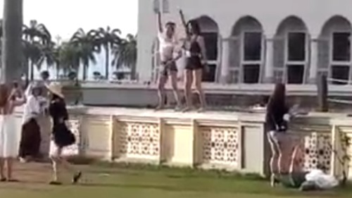 日前有2名中國女遊客，在馬來西亞沙巴水上清真寺前的圍牆上，跳熱舞且衣着暴露，遭遣返中國