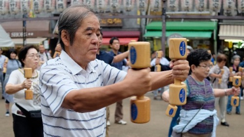 2016年9月19日，老人们在东京的一座寺庙内用木制哑铃锻炼。