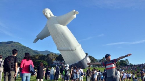 台東國際熱氣球嘉年華30日登場，各式造型熱氣球陸續亮相，其中，巴西救世基督像熱氣球一上場就受到矚目，吸引不少遊客駐足拍照。