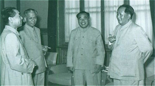中共高层，左起周恩来、刘少奇、朱德、毛泽东。