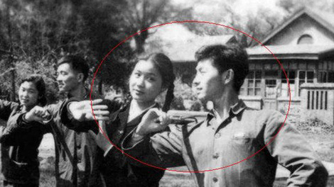 胡錦濤與劉永清（紅圈左）在清華大學校園跳舞