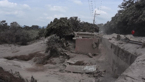 2018年6月5日，危地马拉城附近的一个村落被灰烬覆盖。
