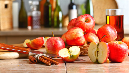苹果富含叶酸，红酒有抗氧化作用，均有益于血管的健康。