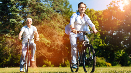 每天堅持適當的運動，像是散步、慢跑或健身等等，能健腎強身，幫助降低發生疾病的風險。