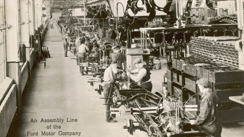 美国汽车巨头亨利・福特开启了工业生产的流水线时代。