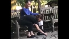 华女纽约公园撒饵捉麻雀美国网友傻眼大骂(视频图)