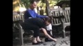 華女紐約公園撒餌捉麻雀美國網友傻眼大罵(視頻圖)