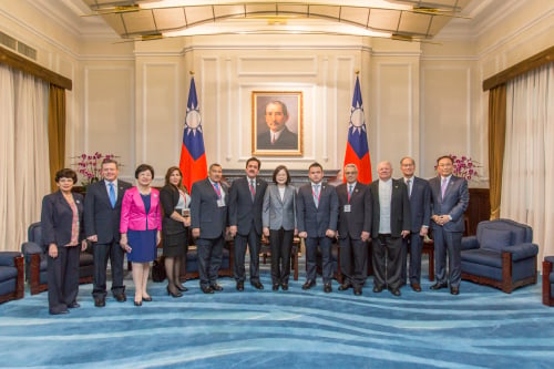 中華民國總統蔡英文12日接見中美洲議會議長萊福爾訪問團。 