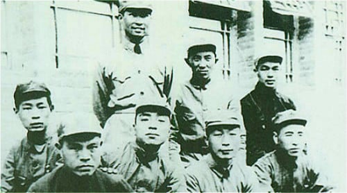 1937年5月，部分紅軍將領於陝西旬邑織田鎮合影，後排站者左二是羅瑞卿。