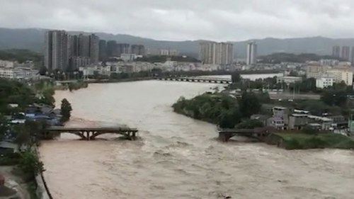 四川一座被暴雨衝垮的大橋