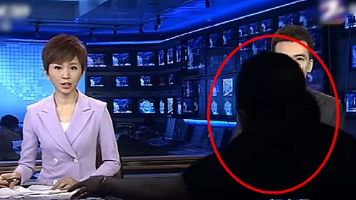 当晚主持播报的女主播是欧阳夏丹（视频截图）