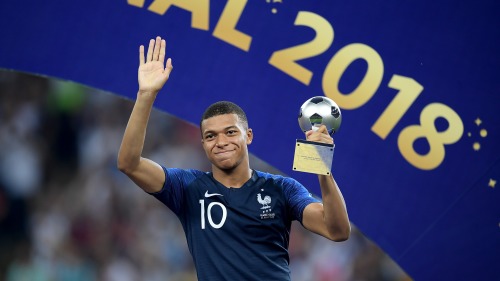 法國隊19歲前鋒姆巴佩得到最佳新人獎。