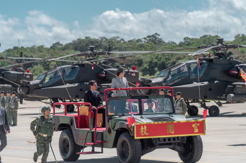 总统蔡英文（中）17日在桃园市龙潭区龙城营区出席国军AH-64E阿帕契攻击直升机成军典礼 