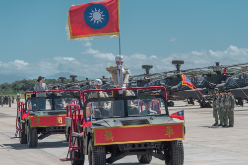 總統蔡英文17日在桃園市龍潭區龍城營區出席國軍AH-64E阿帕契攻擊直升機成軍典禮 。