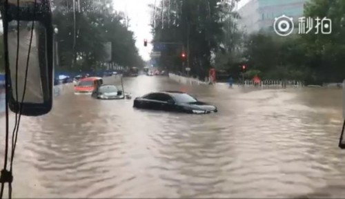 北京暴雨久下不停頭上懸根水管？