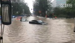 北京暴雨久下不停頭上懸根水管(組圖)