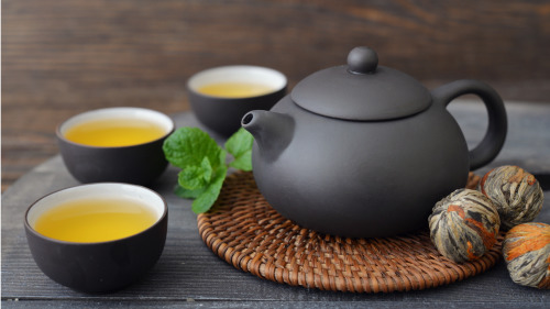 喝绿茶可以防止微血管壁破裂出血，降低胆固醇，抑制动脉粥样硬化。
