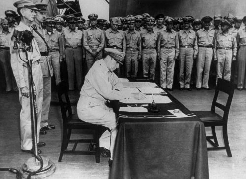 1945年9月2日，盟军最高统帅麦克阿瑟，在密苏里号代表同盟国接受日本投降。
