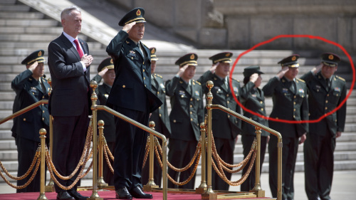 中共軍官在敬禮時被發現「交頭接耳」。