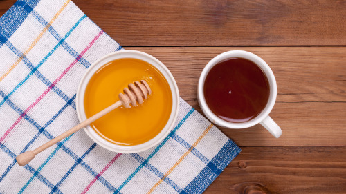用沸水泡茶，凉后加蜂蜜搅匀，用此溶液漱口并咽下。