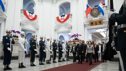 圖為兩國建交60周年慶典，總統蔡英文陪同時任巴拉圭總統卡提斯步行至宴會廳