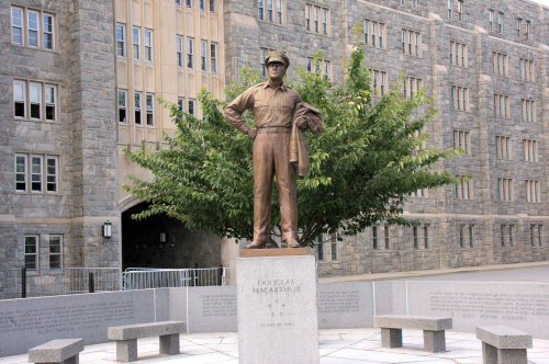 位於西點軍校内的麥克阿瑟銅像。