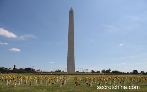 法輪功學員在美國首都華盛頓紀念碑廣場舉行大規模的煉功（攝影：柳笛）