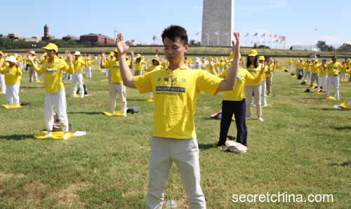 法轮功学员在美国首都华盛顿纪念碑广场举行大规模的炼功（摄影：柳笛）