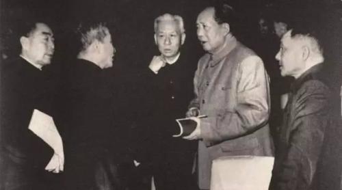 刘少奇曾经长期受到毛泽东的信任和重用，一直是毛泽东用来对付和遏制周恩来的人物。