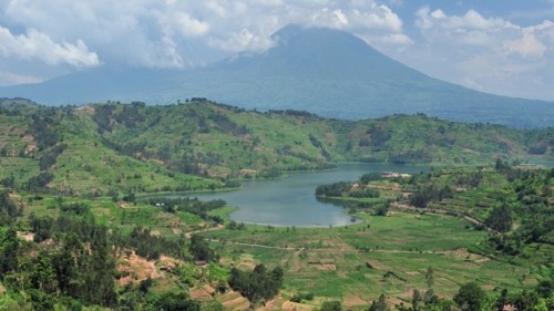 卢旺达维龙加山脉的湖泊和火山