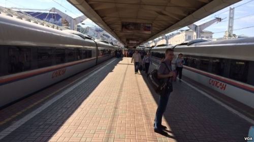 來往於莫斯科和聖彼得堡之間的薩普桑高速列車。薩普桑採用德國西門子技術，但車速不如中國高鐵。 （美國之音白樺拍攝）