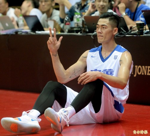 刘铮飙进3分球还被犯规后，坐在地板上霸气比出3的手势。 