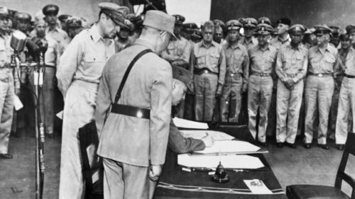 徐永昌簽署密蘇里船艦上簽屬《降伏文書》，麥克阿瑟將軍正站在徐永昌身後。
