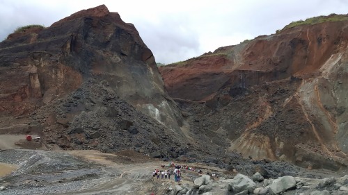 2016年5月24日，在緬甸克欽邦北部Hpakant郊區玉石礦區的山體滑坡造成至少12人死亡，及更多人失踪。